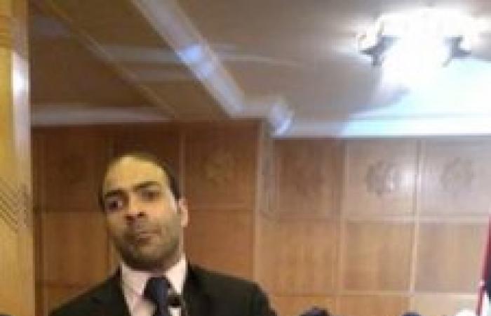 " عطية يتسلم جائزة من مجلس الشباب العربى "