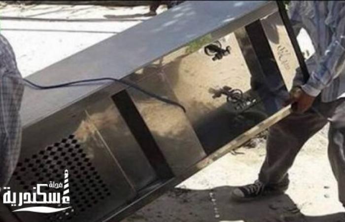 وفاة عامل بالإسكندرية نتيجة صعقه بالكهرباء أثناء قيامه بالإرتواء من جهاز "كولدير" في الشارع