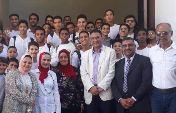 مدير ستاد الإسكندرية يصطحب وفد من الطلاب لتعريفهم بمعالم الإستاد