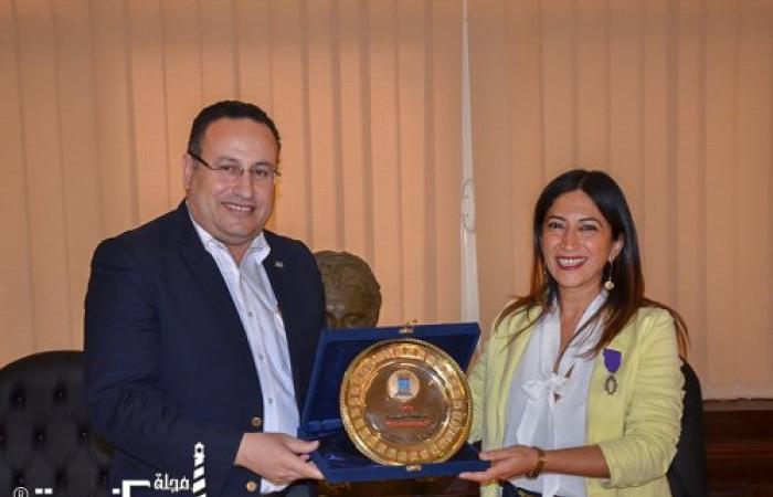 محافظ الإسكندرية يكرم  مني مجدلاني الحاصلة على وسام السعفات الأكاديمية الوسام الوطني الفرنسي.. ويمنحها درع المحافظة