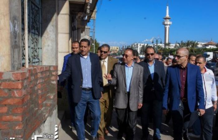 محافظ الإسكندرية يتفقد شوارع حي العجمي ويأمر بتغريم كافة المحال المتعدية على الأرصفة