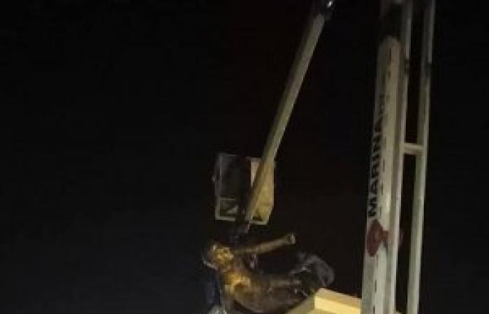 "بسبب سوء الأحوال الجوية" نقل تمثال لاعب الكرة من امام استاد الاسكندرية
