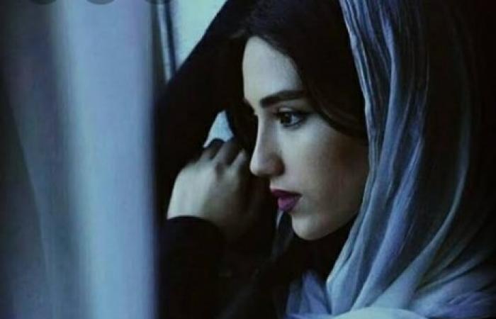 يحاصرني بعينيه