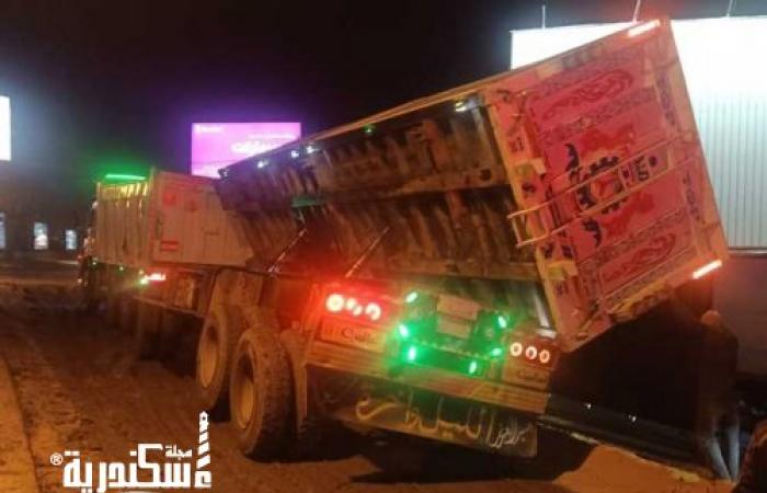 انقلاب سيارة نقل بمقطورة بطريق الإسكندرية الصحراوي