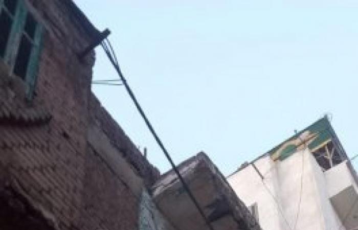 إزالة أجزاء من عقار قديم في الإسكندرية...لخطورته الداهمة