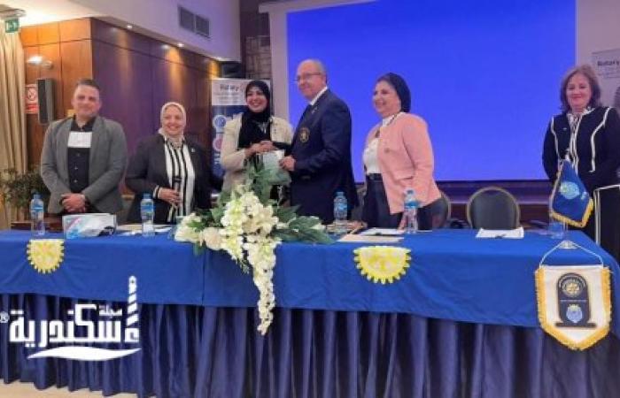 محافظ المنطقة الروتارية يكرم رئيس نادى روتارى بورسعيد