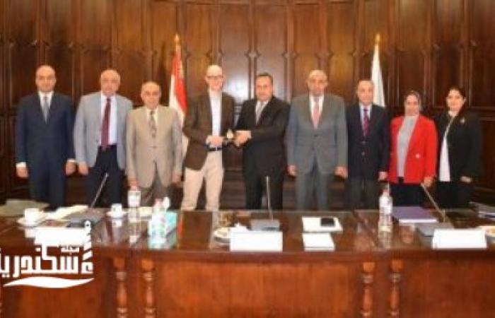 رئيس جامعة الإسكندرية يستقبل مسئول مجموعة المناخ بجامعة كامبردج البريطانية