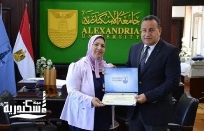 رئيس جامعة الإسكندرية يكرم الأم المثالية على مستوى المحافظة