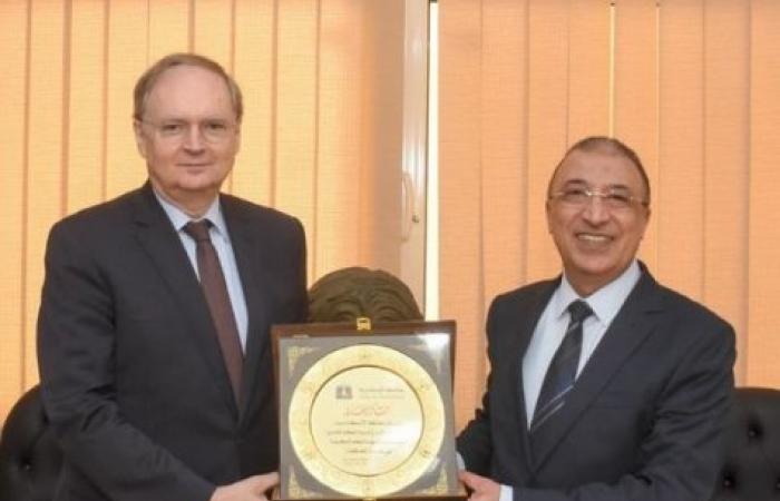 سفير الاتحاد الأوروبي يبحث مع محافظ الإسكندرية القضايا والمشروعات البيئية المشتركة