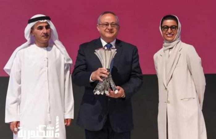 مدير مكتبة الإسكندرية يتسلم تكريم قمة اللغة العربية بأبوظبي