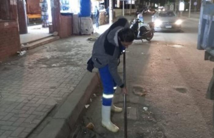 استمرار أعمال إعادة تطهير مطابق وشنايش الأمطار بنطاق حي شرق