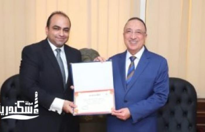 محافظ الإسكندرية يكرم عددا من النماذج المضيئة بالمحافظة
