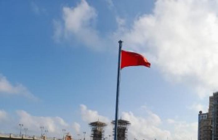لليوم الخامس على التوالي...شواطئ الإسكندرية ترفع الرايات الحمراء بسبب ارتفاع الامواج