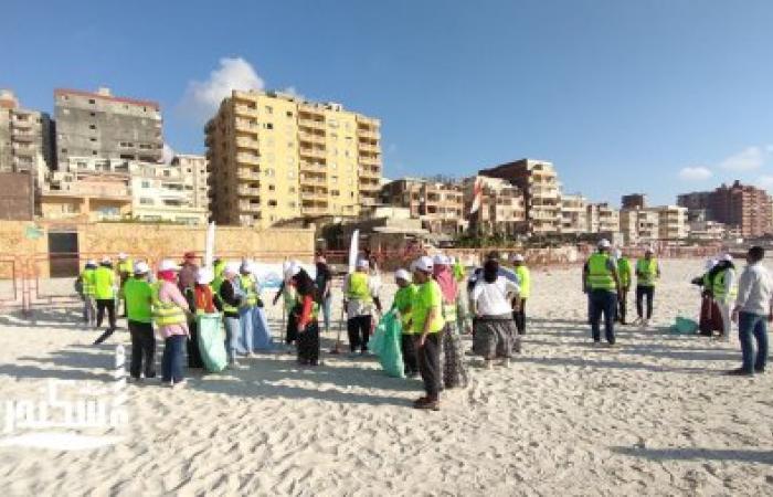 السياحة والمصايف بالإسكندرية.....تنظيف شاطئ شهر العسل من البلاستيك
