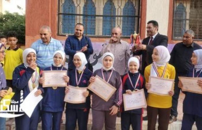 الوكيل الثقافي لمنطقة الإسكندرية الأزهرية يكرم فريق كرة اليد بمعهد سموحة النموذجي لحصوله على ‏المركز الأول