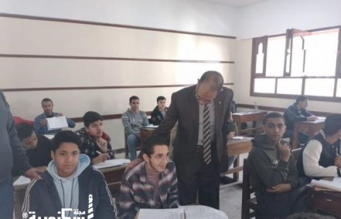 لليوم الثاني.. مدير التعليم الثانوي بمنطقة الإسكندرية الأزهرية يتابع سير امتحانات النقل الثانوي