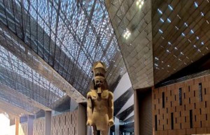 تمثال رمسيس الثانى و دار الأوبرا المصرية من أقوى مزارات السياحة فى مصر عدسة د . هالة نور الدين