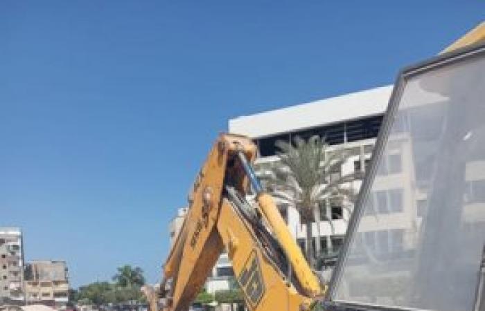 متابعة أعمال تطوير الطرق ورفع كفاءتها وأعمال الخطة الإستثمارية وإعادة الشئ لأصله بنطاق المنتزه أول