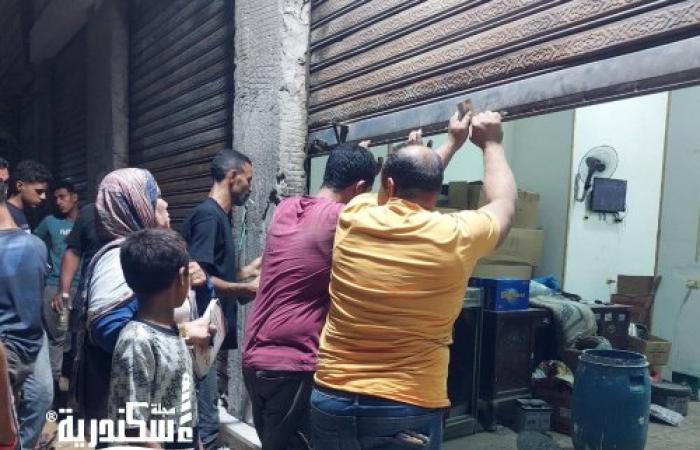حي العامرية أول...حملة مسائية وأسفرت الحملة عن غلق وتشميع ٨ محلات لعدم الالتزام بمواعيد الغلق