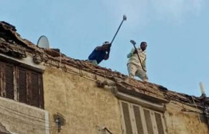 حي وسط  يُزيل أجزاء خطرة من "بلكونات" مساكن طوسون بمحرم بك