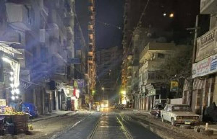 حي وسط...رصف شارع الأمير عمر أمام مكتب تموين محرم بك ضمن اعمال الخطة الاستثمارية للطرق