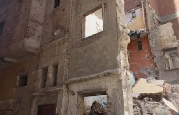 استجابة فورية لشكاوى المواطنين.. رئيس حي غرب الإسكندرية تشرف على إزالة الخطورة الداهمة بعقارين بكرموز