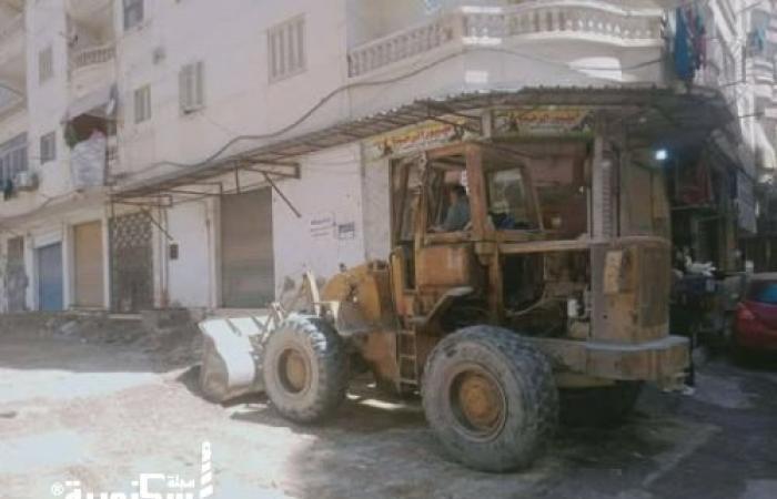 حى العجمى يتابع أعمال كنس وتجريف الأتربة بمحور أبو ذكرى