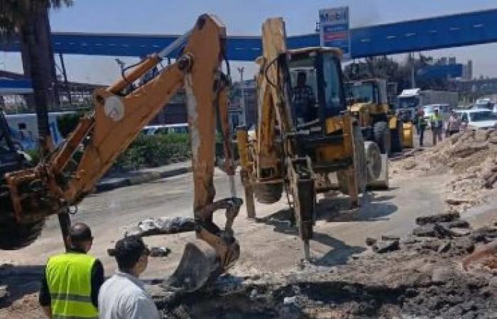 رئيس حى العجمى تتابع ميدانياً أعمال إصلاح خط ٧٠٠ بالدخيلة بواسطة مرفق مياه الشرب بالدخيلة