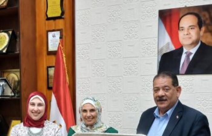 مدرسة مصطفى كامل تهدى مدير شرق التعليمية بالإسكندرية