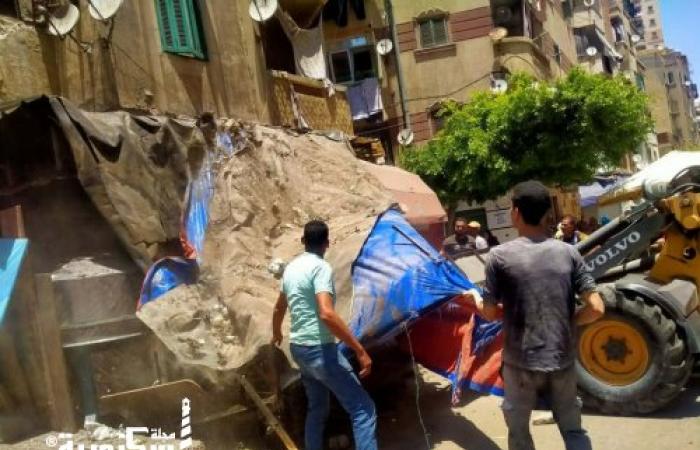 فور ورود البلاغ.. رئيس حي الجمرك ينتقل ميدانيًا ويزيل غرفاً مخالفة فوق عقار بشارع جودة