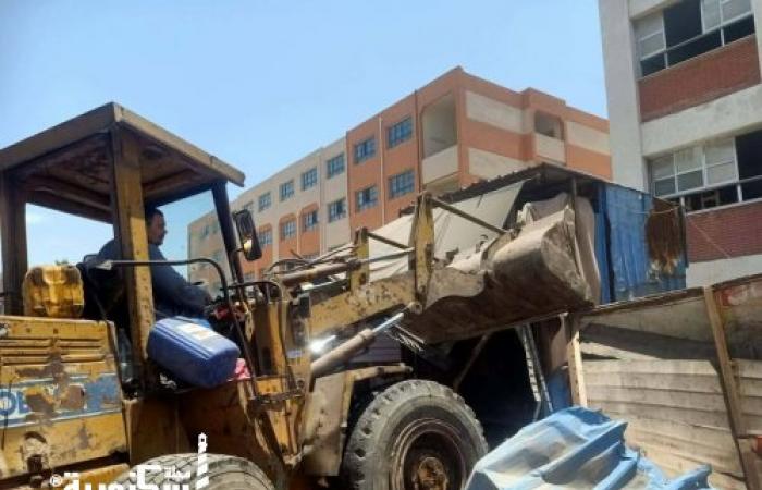 بالتنسيق مع الأمن.. حي العامرية أول يزيل الأكشاك والإشغالات ويعيد الانضباط لشارع الجمهورية