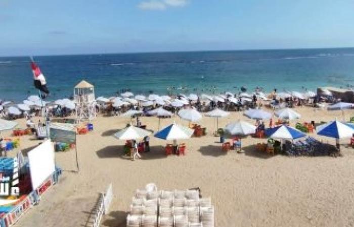 إقبال متوسط بغرب الإسكندرية وهادئ بشرقها.. والراية الصفراء تسيطر على أغلب الشواطئ