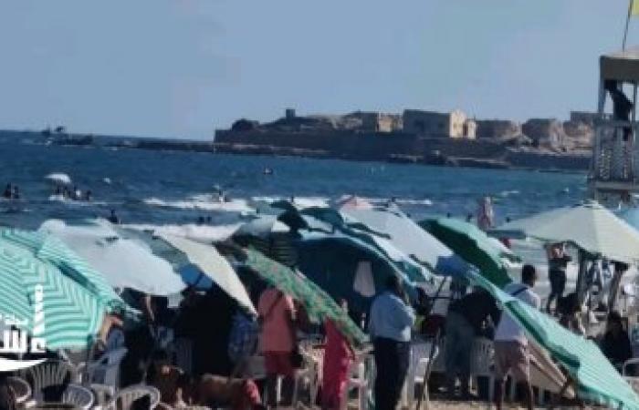إقبال كبير على شواطئ الإسكندرية.. والرايات الخضراء والصفراء تزين قطاعاتها اليوم