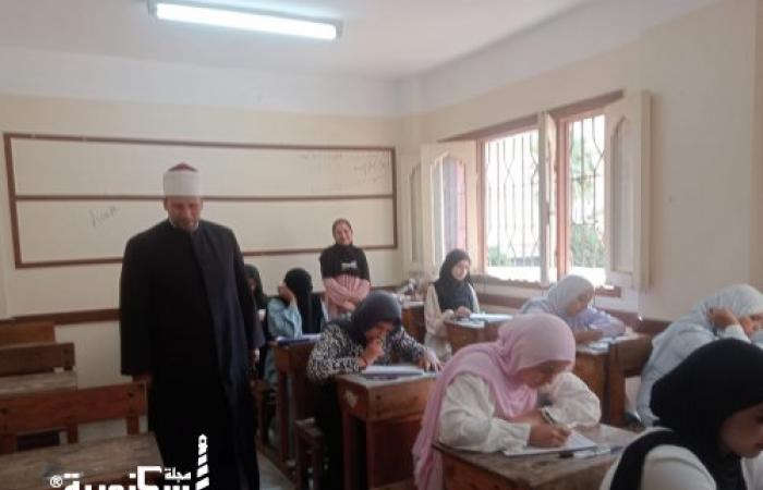 في ختام امتحانات القسم العلمي.. رئيس منطقة الإسكندرية الأزهرية يتابع امتحانات مادة الأدب والنصوص بلجنة فتيات السيوف