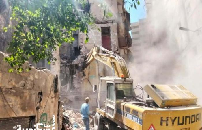 لإزالة الخطورة الداهمة.. رئيس حي غرب الإسكندرية تقود حملة فورية لهدم عقار بـ "غيط العنب"