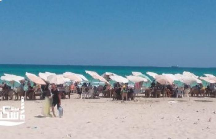 إقبال متوسط على شواطئ الإسكندرية.. وتحذيرات من السباحة في القطاع الغربي بسبب ارتفاع الأمواج