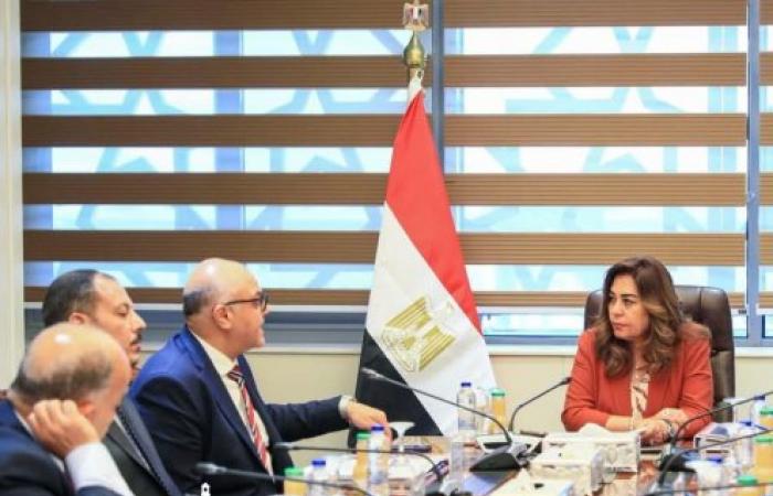 وزيرة التنمية المحلية والبيئة تتابع مع محافظ الإسكندرية ورئيس شركة المقاولون العرب جهود تحسين مستوي النظافة بالإسكندرية