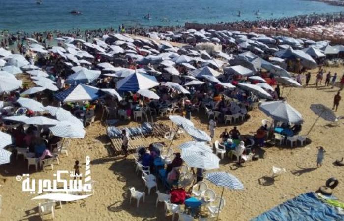 الإسكندرية "كاملة العدد".. إقبال قياسي على الشواطئ الشرقية وتحذيرات من أمواج الغرب