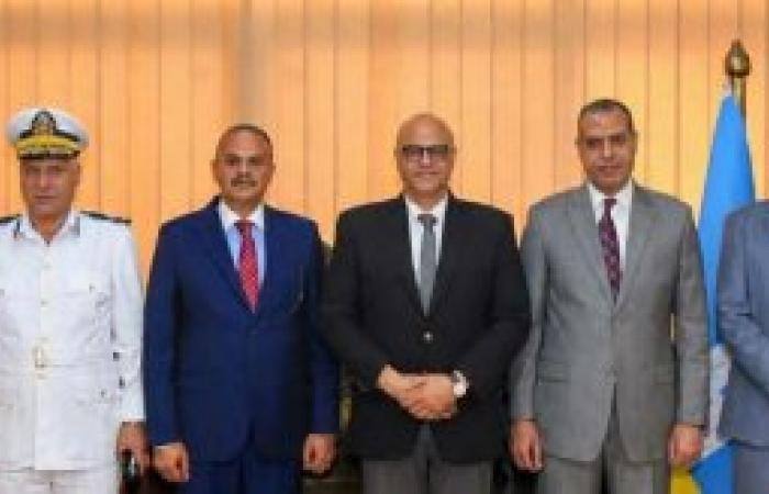 محافظ الإسكندرية ومدير الأمن يستعرضان خطط تعزيز الانضباط ومواجهة "النباشين" في اجتماع موسع