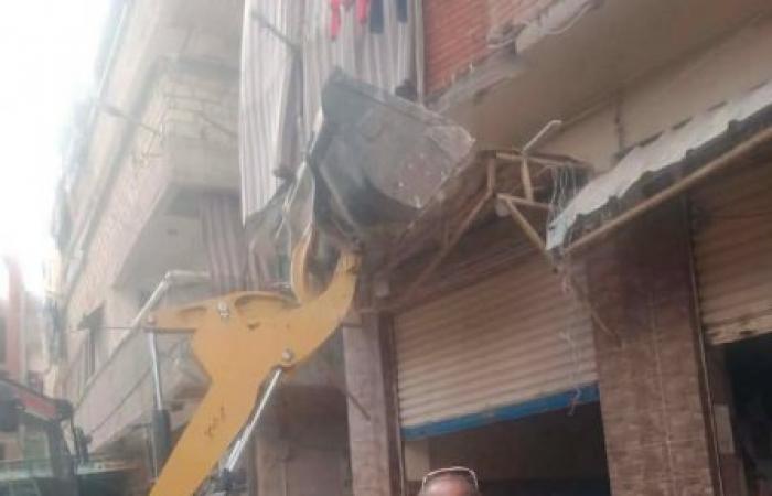 حملات مكثفة لرفع الإشغالات بـ"العامرية أول" وإزالة السقايف بشارع مخزن الزيت