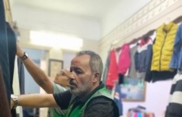 «اختاروا براحتكم ومن غير تصوير» .. معرض ملابس شتوية بالمجان للأسر في الإسكندرية