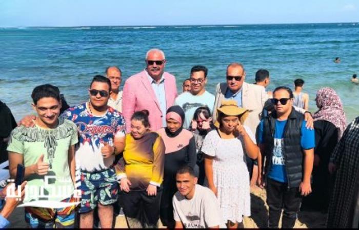 شاطئ المندرة يستقبل رحلة لذوي الهمم من محافظتي المنيا والجيزة