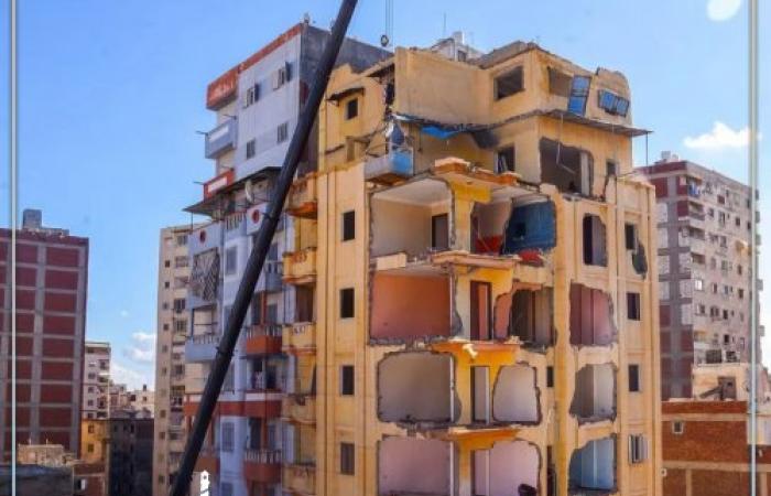 محافظ الإسكندرية يتفقد عقاري "لامبروزو" و"المازني".. ويؤكد: البعد الإنساني وسلامة المواطنين في مقدمة الأولويات