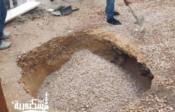 هبوط أرضي بشارع مجد العرب في سيدي بشر بسبب تسريب بالصرف الصحي.. وتحركات عاجلة لتأمين الموقع