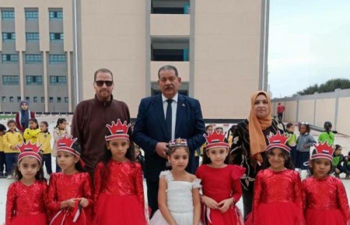 مدير إدارة شرق التعليمية يتابع  الانضباط الإدارى واستخدام الوسائل التعليمية والتكنولوجية بمدرسة أرض العوايد
