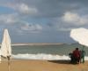 السياحة والمصايف بالإسكندرية.....انتهاء نوة "غسيل البلح"  ورفع الرايات الخضراء والصفراء