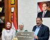 مدرسة مصطفى كامل تهدى مدير شرق التعليمية بالإسكندرية